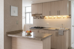 Cocina lineal con barra